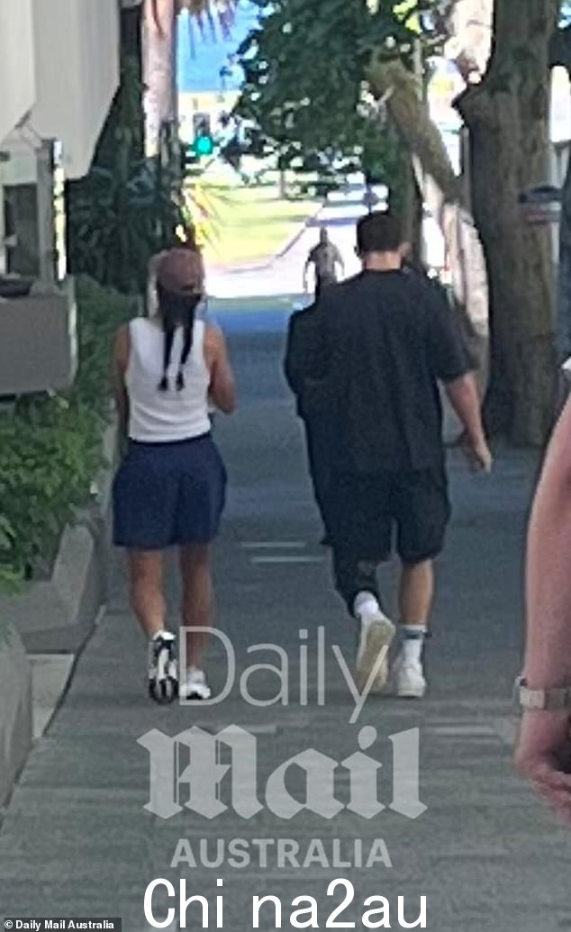 ‘他们走得很近,’旁观者看到福勒和克利里后说道,后者在 NRL 总决赛中受伤后戴着护膝” class=