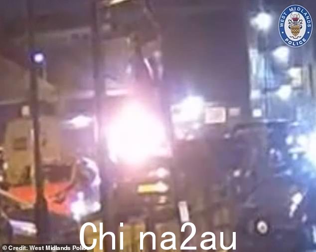 在警方采访中,奥多瓦先生讲述了他在被浅色液体覆盖并脖子上挂着打火机后认为自己会死的情况