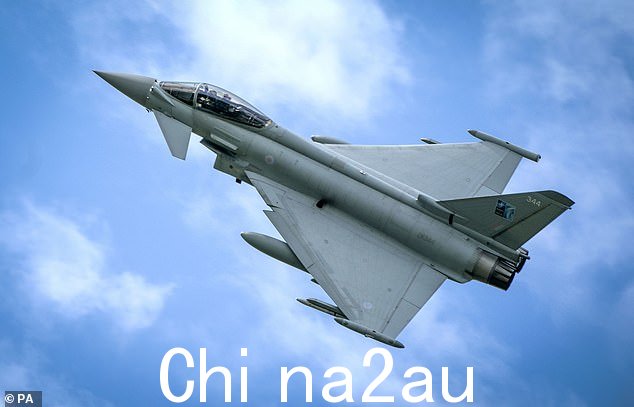 2023 年 7 月 27 日星期四,一架台风战斗机在爱沙尼亚阿马里空军基地上空飞行
