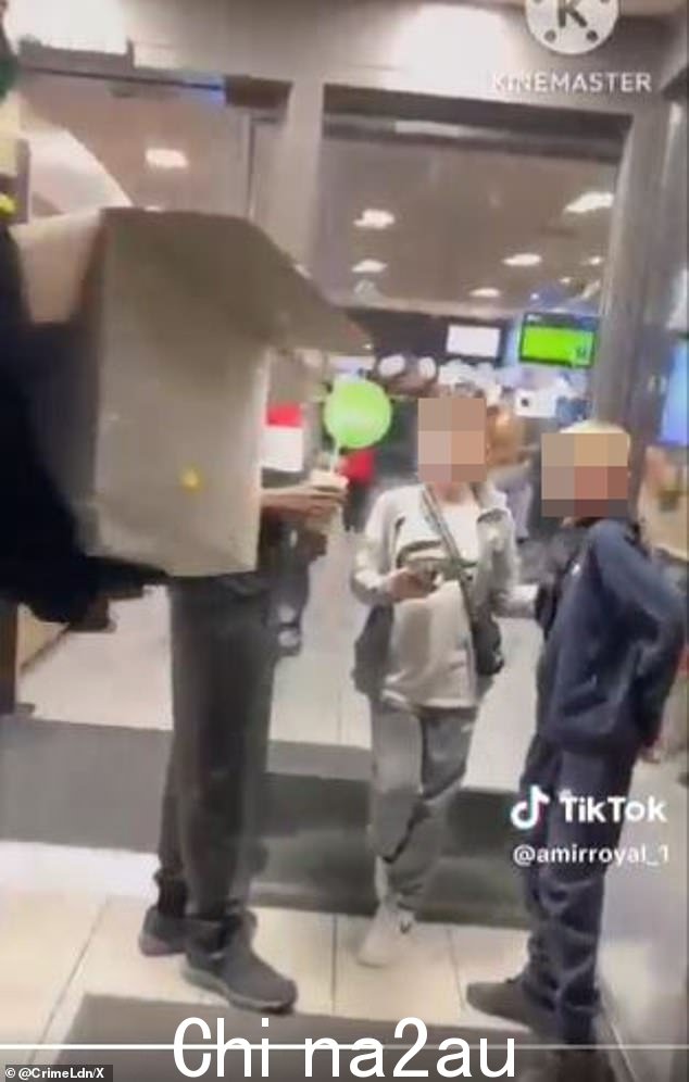 稍后视频显示,一名男子昨天晚上带着一大盒老鼠来到快餐连锁店的 Star City 餐厅