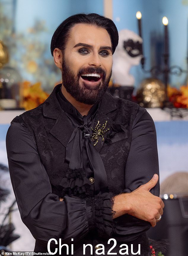 拥抱内心的吸血鬼:Rylan 用深色头发打造寡妇峰,强化深色眉毛并穿着黑色丝绸衬衫
