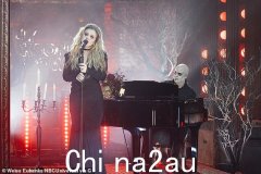 41 岁的凯莉·克拉克森 (Kelly Clarkson) 在令人难以置信的减肥后看起来比以往任何时候都瘦，她在脱口秀节目中打扮成万圣节的莫蒂西亚 (Morticia)