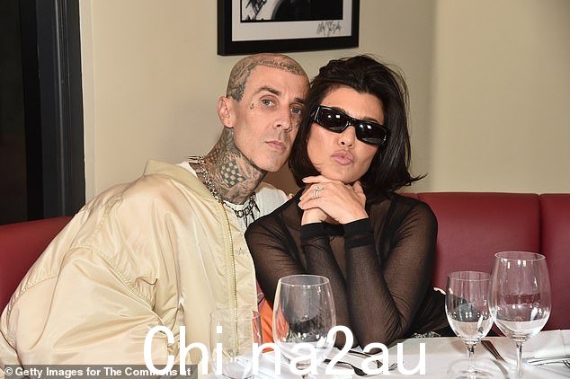 激动人心:特拉维斯·巴克 (Travis Barker) 在托比·莫尔斯 (Toby Morse) 的 One Life One Chance 播客中透露了他和考特尼·卡戴珊 (Kourtney Kardashian) 孩子的名字和预产期;他们将于 2022 年 10 月在卡拉巴萨斯出现