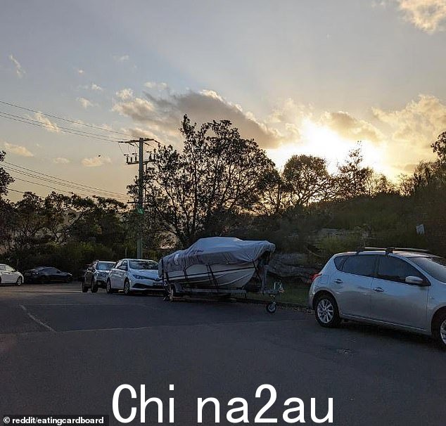 根据新南威尔士州政府的规定,船只可以在住宅区街道上停泊长达 28 天,然后需要“至少移至同一条街道的不同街区”