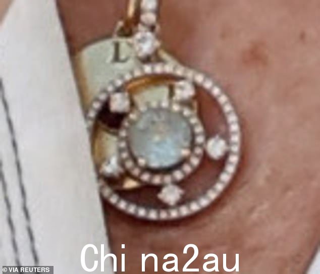 卡米拉的珍贵首饰 - 迄今为止她在肯尼亚之旅中一直佩戴的 - 是一条金项链(如图),上面刻有她孙子名字的首字母,是她的孩子汤姆·帕克·鲍尔斯和劳拉·洛佩斯所生的”班级=