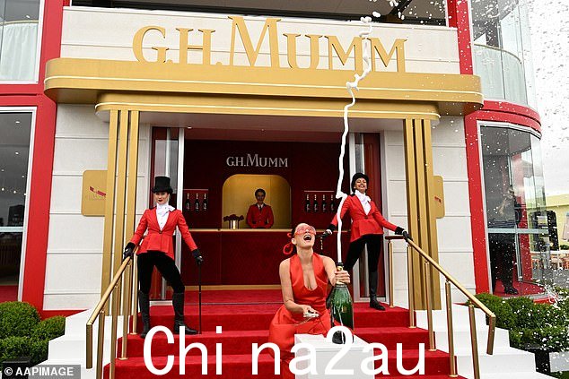 Mumm 将一座两层高的帐篷改造成巴黎花园。图为 Jess Gomes 打开一瓶香槟