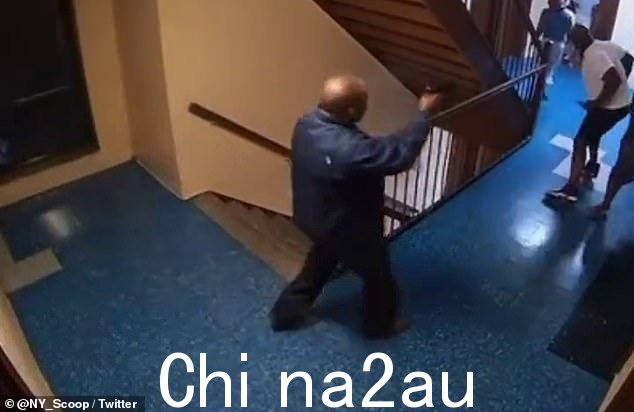 恐怖发生在马图林的妻子面前,她目睹了她的丈夫和儿子被冷血杀害。蓝衣枪手正在逃亡,警方尚未公布其姓名