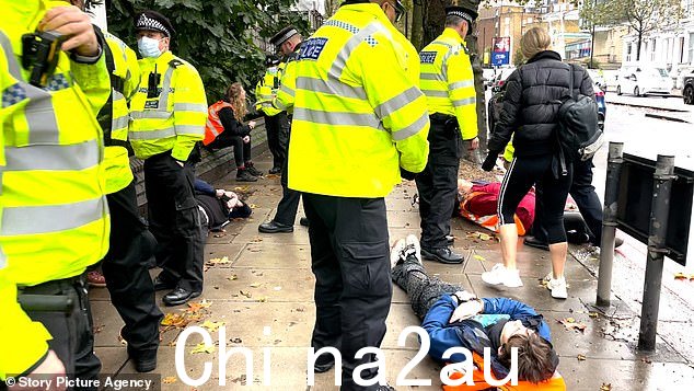 警方与今天早上封锁肯辛顿道路的停止石油抗议者交战