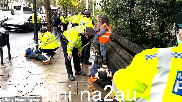 活动分子在肯辛顿西克伦威尔路遇到警察时“软弱无力”