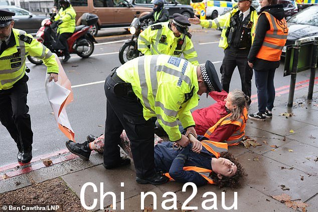 Just Stop Oil 活动人士今天早上在伦敦西部肯辛顿克伦威尔路举行滚动抗议活动时被捕