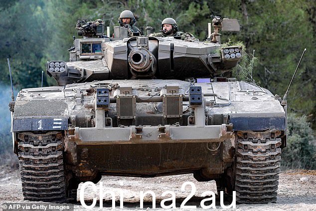 11 月 1 日,以色列军队士兵坐在一辆主战坦克的炮塔里,在以色列北部上加利利地区靠近黎巴嫩边境的一个位置行驶