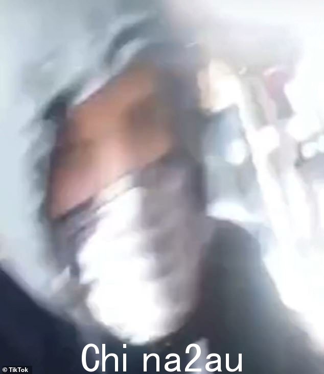 周二,麦当劳在佩里巴尔:社交媒体上分享的令人震惊的视频显示,一名身穿黑衣、戴着口罩的男子拿着一盒老鼠走向伯明翰的麦当劳