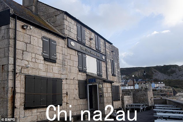 多塞特郡波特兰的 Cove House Inn 酒吧在席伦风暴来临之前用木板封住了窗户