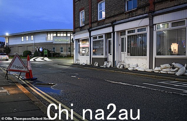 怀特岛居民和店主已竖起沙袋屏障,作为防御风暴夏兰的一部分