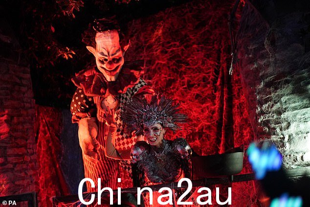 怪异!这位 62 岁的广播员因在伦敦汉普斯特德的家中举办盛大的年度狂欢而闻名,但今年他只是接待了“不给糖就捣蛋”的人,而不是一线明星” class=