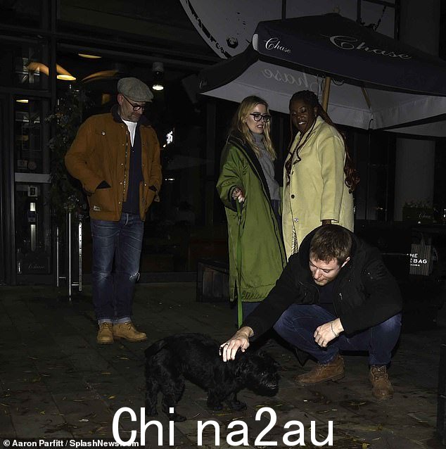 甜蜜:莎莉可爱的小狗似乎受到了搭档 Rob Mallard 和 Channique Sterling-Brown 的大量关注