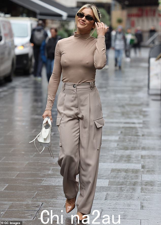 Nippy:阿什利的乳头是表演的明星,尽管舞者显然穿着胸罩