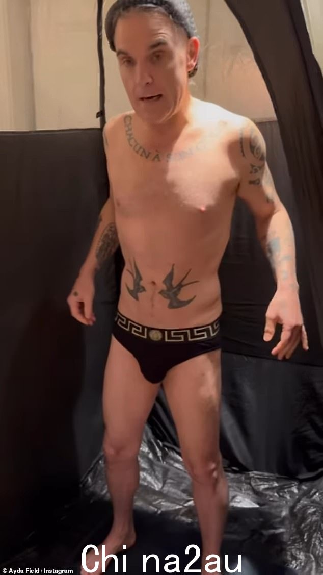 脱光!周三,罗比·威廉姆斯 (Robbie Williams) 在 Instagram 上分享了一段晒黑喷雾的视频,炫耀自己减重了两石。