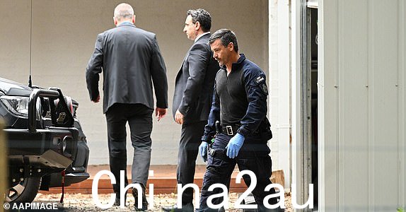 A 2023 年 11 月 2 日星期四,警察和侦探在维多利亚州利昂加萨 (Leongatha) 搜查艾琳·帕特森 (Erin Patterson) 的住所。艾琳·帕特森 (Erin Patterson) 在家中被捕,这是对涉嫌蘑菇中毒事件的调查的一部分,该事件导致三人死亡,另一人重病。 (AAP 图片/James Ross)无存档