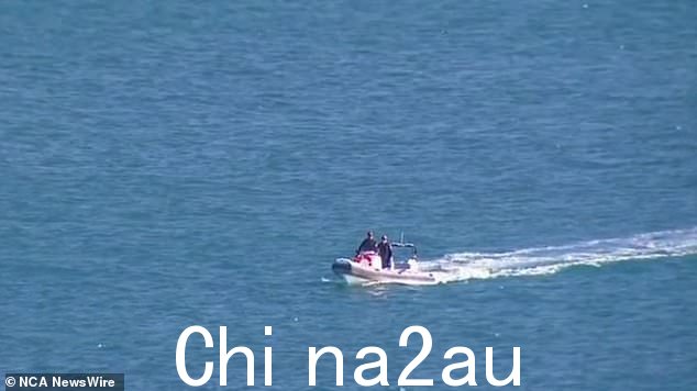 在寻找失踪冲浪者的过程中看到船上有两名男子