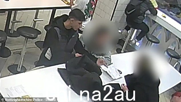 受害人在麦当劳餐厅的桌子上被一名男子夹住了该设备,这名男子只是要求她在一张纸上签名来分散她的注意力