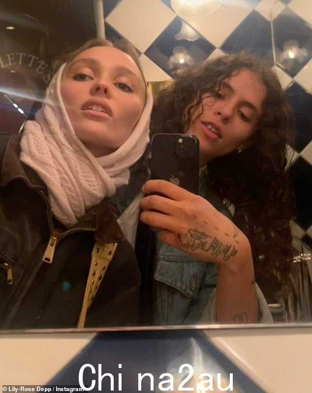 深情:莉莉-罗丝·德普和女友 070 Shake 在 Instagram 上分享的一张新照片中展示了他们的亲密关系