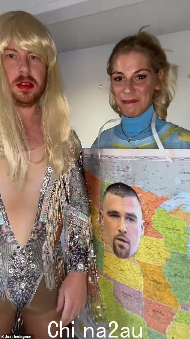 经典:唱歌呃贾克斯和她的未婚夫,打扮成泰勒·斯威夫特 (Taylor Swift) 的 Braverijah Gregg 帮助特拉维斯·凯尔斯 (Travis Kelce) 在万圣节“名声大噪”,这引起了这位足球明星的大笑” class=