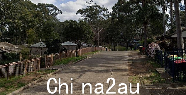 周五凌晨 4 点前,这名 27 岁的男子在悉尼西部 Cranebrook 的 McGann Place 被车撞了