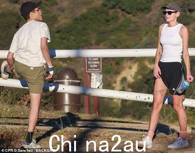 综合起来:戴着棒球帽和太阳镜遮住脸,并穿着橄榄绿短裤和白色运动鞋,让自己的造型更加完美