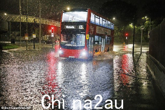 伦敦:今天,在大雨过后,一辆巴士在布伦特十字路口冲入深水