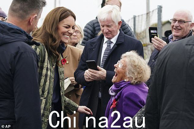 她花时间与苏格兰马里的 Burghead 的公众交谈