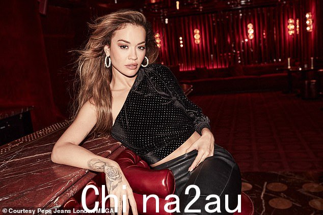 美貌:她穿着黑色单肩上衣和长裤,展示了她的自然之美