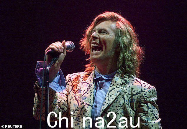 标志性:大卫·鲍伊 (David Bowie) 表演了令人难以置信的表演,其中包括《Wild Is The Wind》、《Ashes To Ashes》、《Changes》、《Rebel Rebel》和《The Man Who Sold The World》等热门歌曲