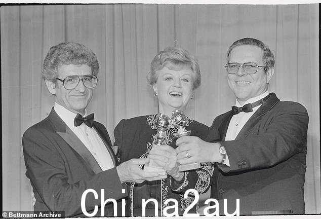 工作关系:他的去世是在《她写的谋杀案》系列主角安吉拉·兰斯伯里(中)于 2022 年 10 月在睡梦中平静去世一年多后,享年 96 岁;他们与罗伯特·奥尼尔(左)在 1985 年金球奖颁奖典礼上合影