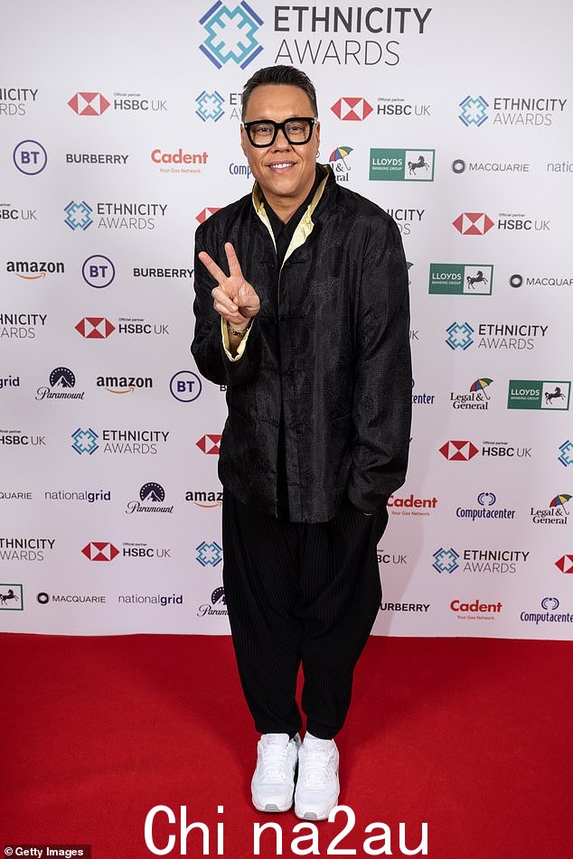 保持休闲:电视节目主持人 Gok Wan 也出席了这场奢华的活动,并为晚会剪了一身休闲装