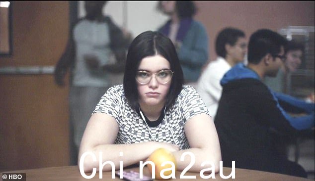 角色:芭比·费雷拉在第一季中饰演 Kat Hernandez
