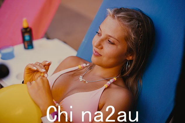 如何做爱 跟随三个十几岁的女孩来到希腊海滩度假村,我们大多数人都会尖叫着逃离这个地方,但精神抖擞的 16 岁女孩从 GCSE 考试中释放出来,尖叫着跑向