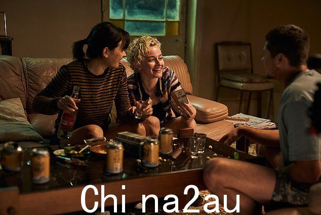 Hanna(朱莉娅·加纳,右)和丽芙(杰西卡·亨威克,左)是悉尼的一位 W&T 顾问发出了狡猾但不祥的警告:“你必须接受一点男性的关注”