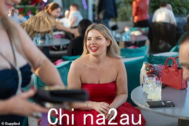 她的无肩带红色连衣裙完美地贴合了她的躯干,然后在膝盖以下的百褶裙中向外张开