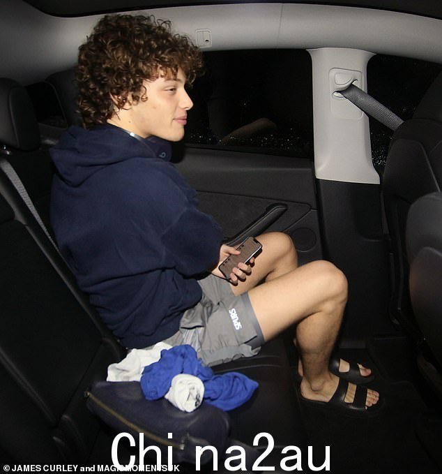 快乐:鲍比排练后乘坐另一辆出租车回家