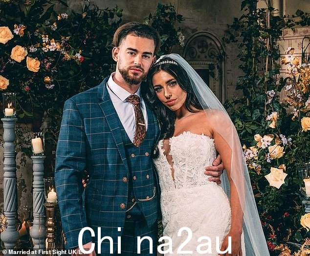 乔丹在圣坛上第一次见面后与妻子艾丽卡结婚,夫妻俩在 E4 誓言更新期间第二次彼此许诺
