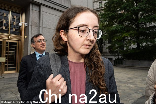 证人卡罗琳·埃里森于 10 月离开曼哈顿联邦法院