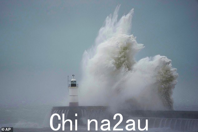 昨天下午,风暴袭来,海浪冲过东萨塞克斯的纽黑文灯塔
