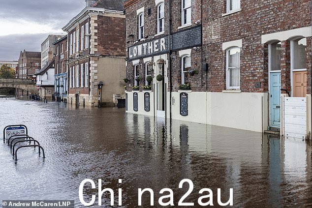今天约克发生洪水,乌斯河决堤并在一夜之间继续上涨