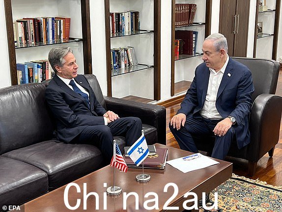 epa10955684 一张讲义照片以色列政府新闻办公室 (GPO) 提供的信息显示，以色列总理本杰明·内塔尼亚胡（右）和美国国务卿安东尼·布林肯于 2023 年 11 月 3 日在以色列特拉维夫举行会议。美国国务卿布林肯于 11 月 3 日抵达以色列美国国务院表示，“重申美国支持以色列自卫权”，并讨论以色列-巴勒斯坦冲突，包括确保立即释放人质和进入加沙的人道主义援助的努力。 EPA/GPO/AMOS BEN GERSHOM 讲义 -- 最佳质量 -- 讲义仅供编辑使用/不销售 讲义仅供编辑使用/不销售
