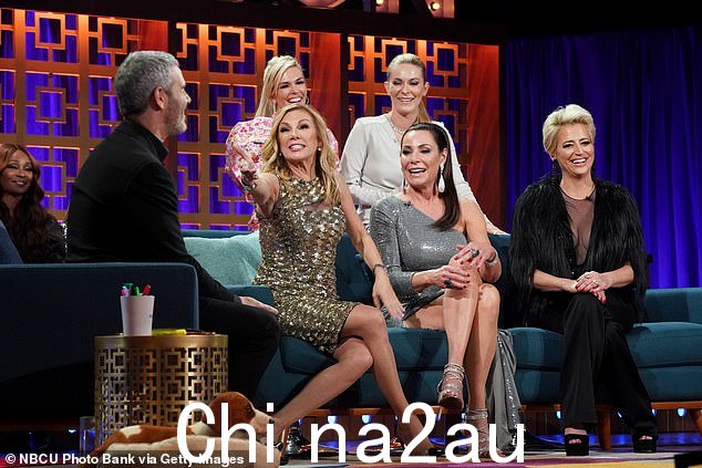 一笑而过:该媒体指控她在拍摄《RHONY》第 13 季时与一名黑人剧组人员交谈时使用种族歧视言论,对此,这位 55 岁的深夜主持人表达了自己的不满对紧张局势的娱乐;图片拍摄于 2019 年