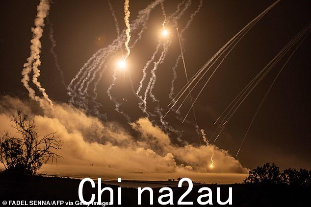 战争:加沙哈马斯卫生部周四报告称,在战争的头 25 天里,有超过 3,600 名儿童(总共 9,000 名)死亡,大部分是由于空袭,以报复 10 月 7 日的袭击。造成 1,033 名以色列平民死亡(周四拍摄加沙地带)