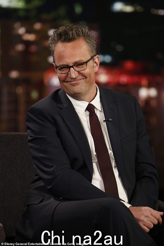 希望破灭:10 月 28 日,54 岁的马修·佩里 (Matthew Perry) 被发现死于热水浴缸中,据报道,他想在去世前制作一部关于自己的传记片,由扎克·埃夫隆 (Zac Efron) 扮演;见于 2017 年