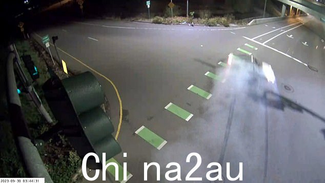 视频片段显示汽车撞到路边并翻转的戏剧性时刻