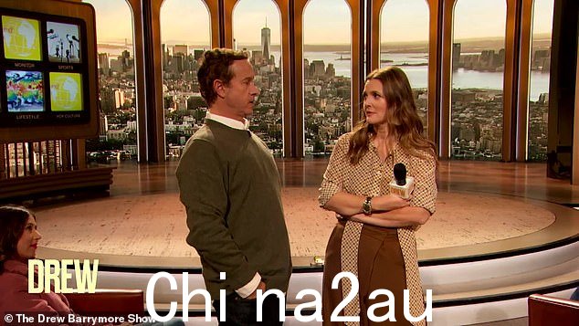 大惊喜:当德鲁·巴里摩尔 (Drew Barrymore) 在脱口秀节目中被前保姆求婚时,她感到非常惊讶
